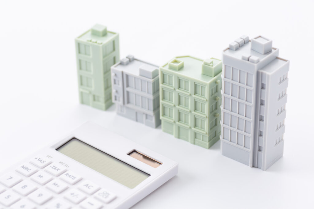 アパートやマンションの模型と電卓