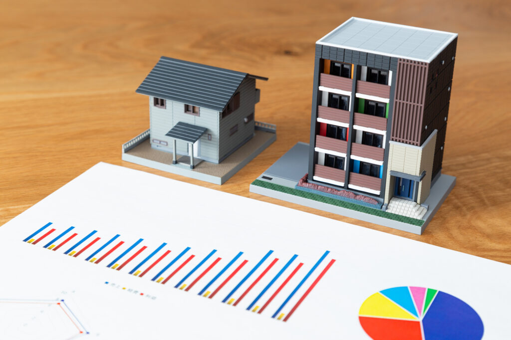 住宅模型とグラフを印刷した資料