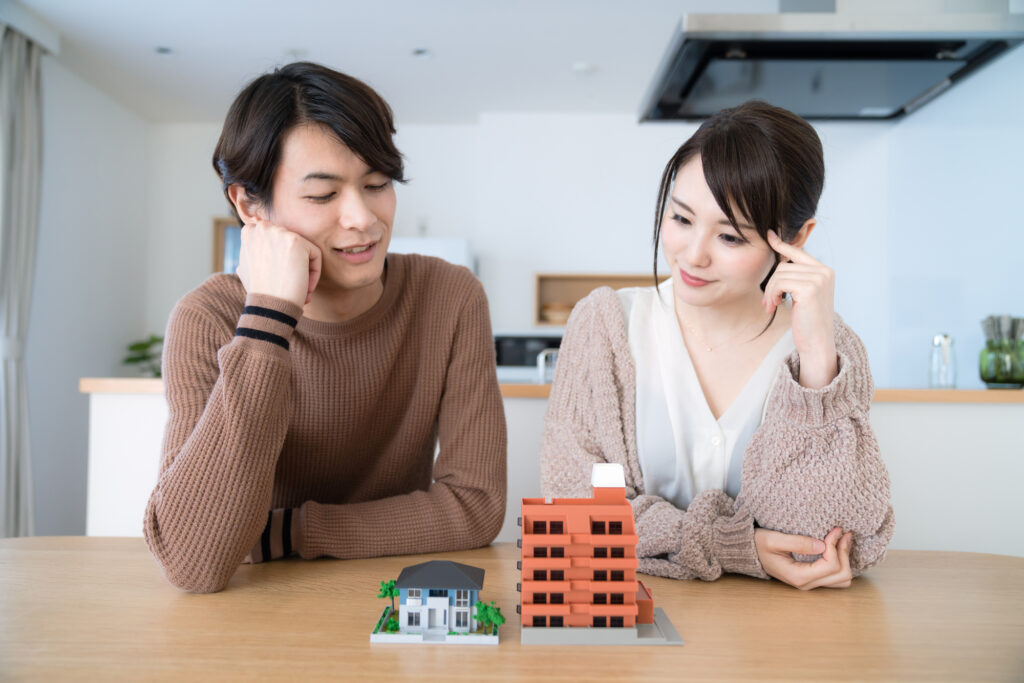 リビングで住宅の模型を眺める2人の男女