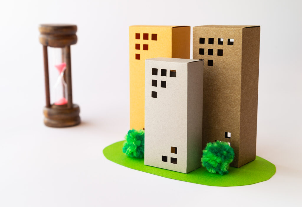 建物の模型と砂時計