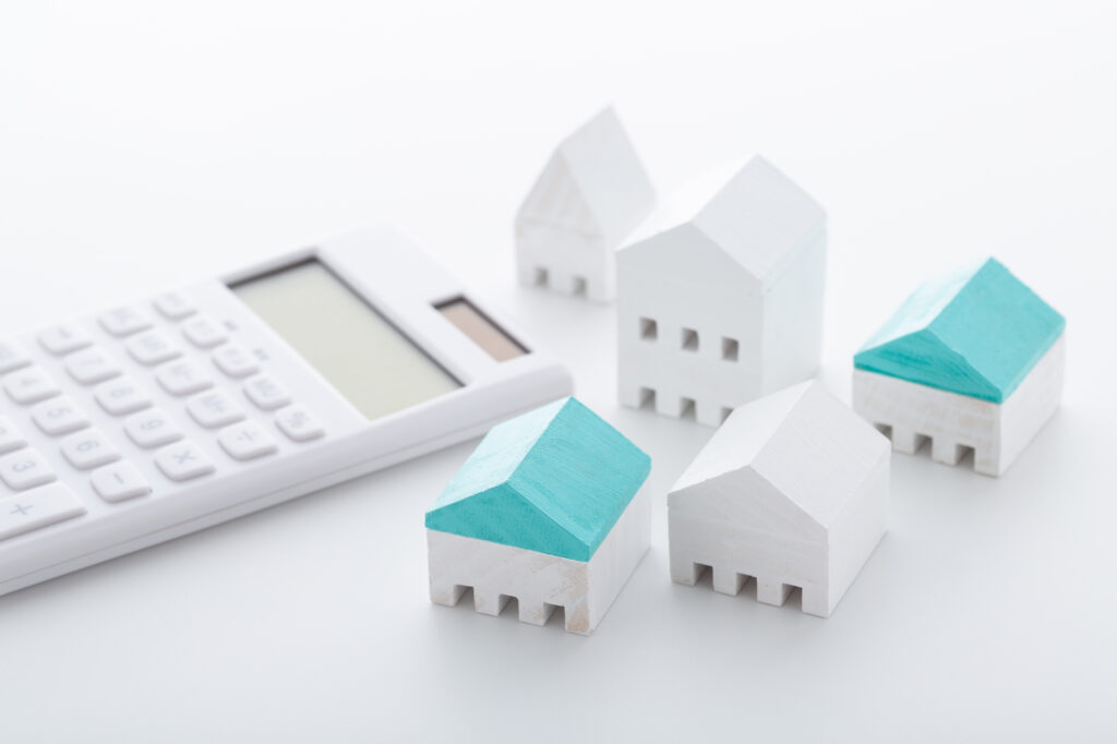 住宅の模型と電卓